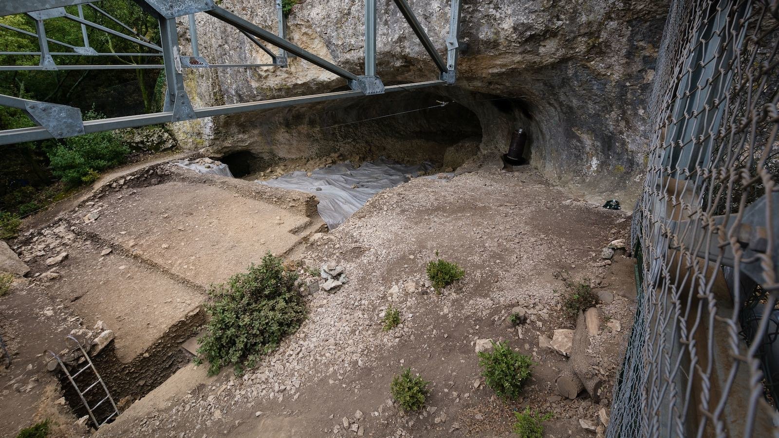 Homo sapiens et Néandertaliens aimaient la même grotte
