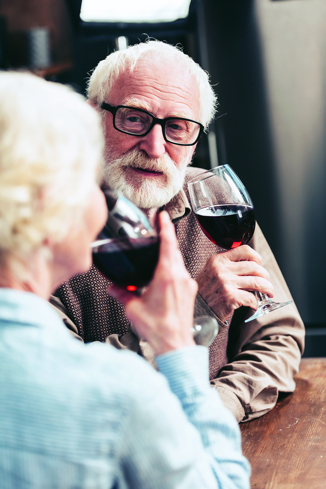 Consommation abusive d’alcool chez les aînés : 3 facteurs de risque